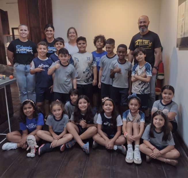 api-modulos/fotos/img/galeria_cat_culturais_490/490/13499/13 - VISITA GUIADA POR GUSTAVO, COLÉGIO APOGEU DE PARÁ DE MINAS, ESQ-DIR- PROF. CÍNTIA, ELAINE,  SÍNTIA,  30.10.2025 (9).jpg